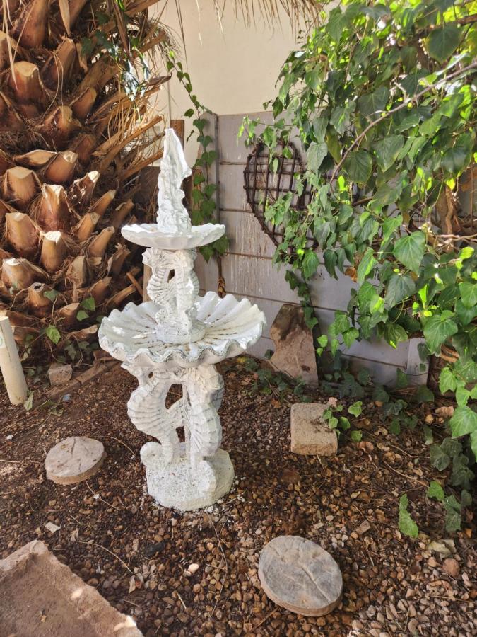 Garden Corner Guesthouse Бофорт-Уэст Экстерьер фото